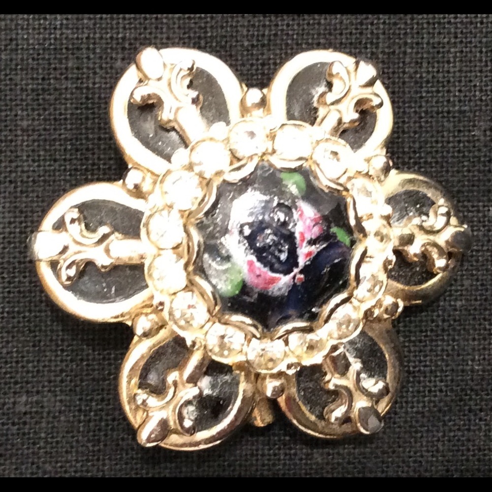 VINTAGE GOLD TONE & ENAMEL FLORAL BROOCH